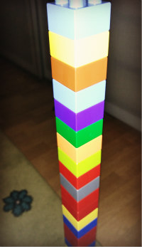 Kleinkind baut Legoturm