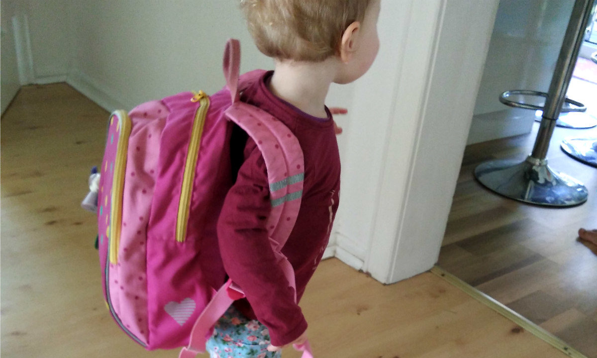 Kleinkind mit Rucksack reif für den Kindergarten