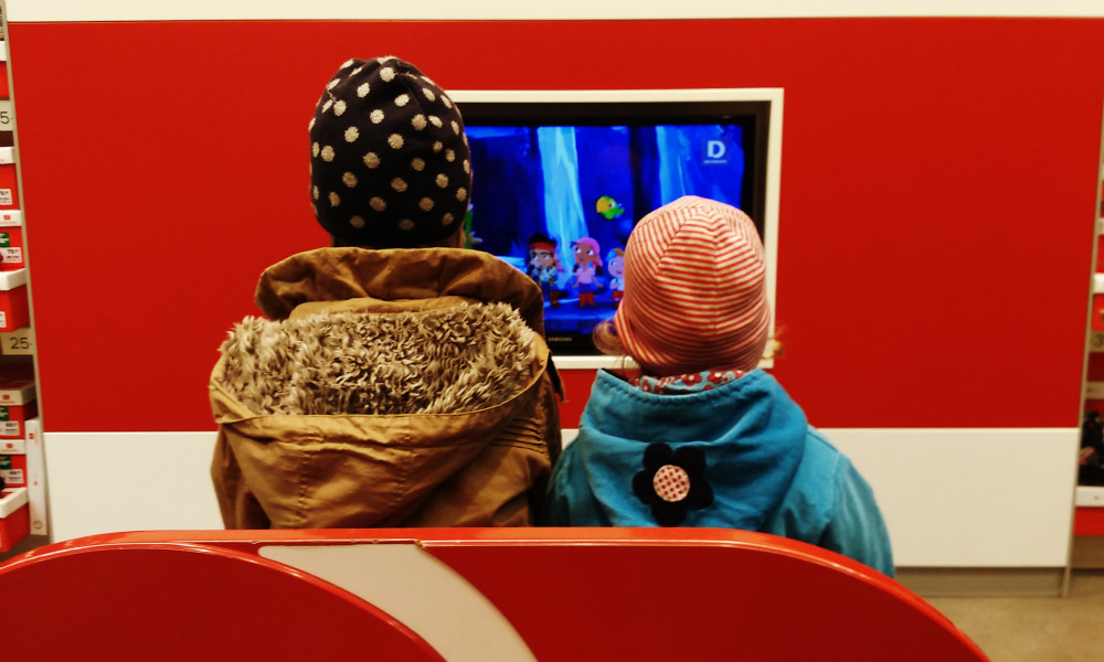 Kinder_vor_fernseher_Schuhladen