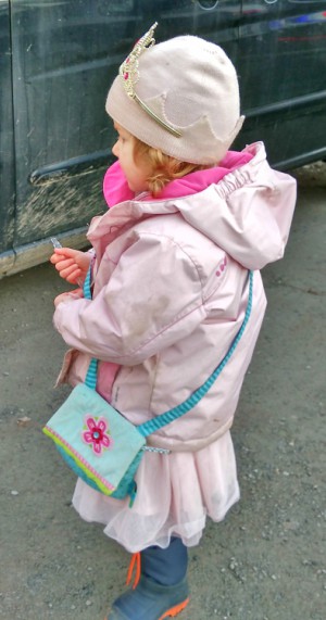 Kind_verkleidet_sich_im_Alltag_als_Prinzessin
