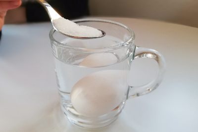 Ei mit Salz zum Schweben bringen